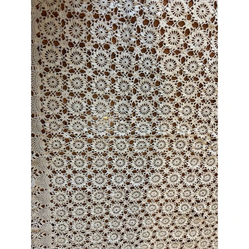 Vintage Handmade Crochet Tablecloth Daisy Wheel Pattern Cream 36x36 Scallop